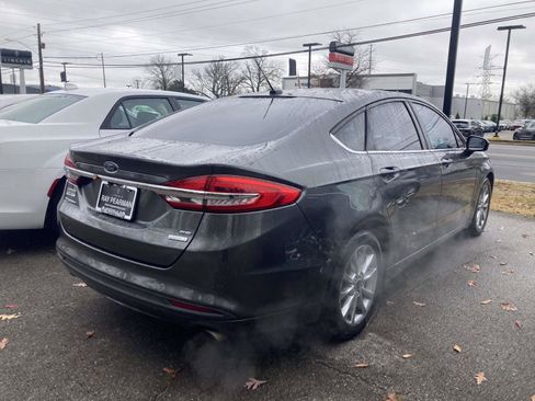 Used 2017 Ford Fusion SE w/ Fusion SE Technology Package image 2