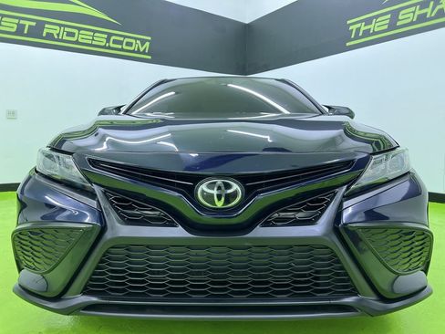 Used 2021 Toyota Camry SE FWD image 3