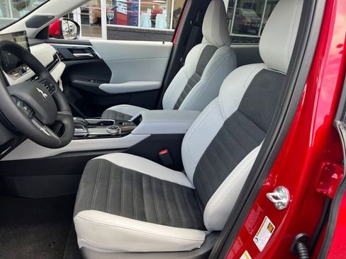 New 2025 Mitsubishi Outlander SE image 14