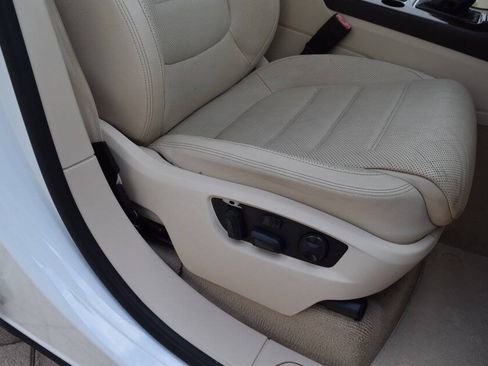 Used 2016 Volkswagen Touareg TDI AWD/4WD image 51