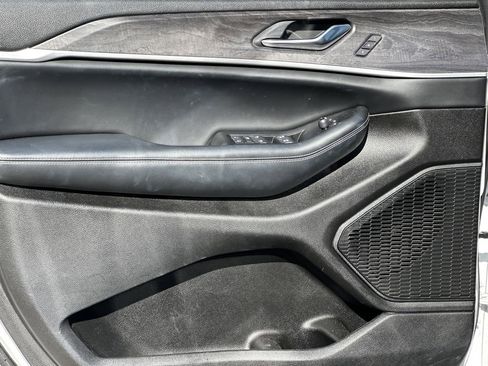 Used 2023 Jeep Grand Cherokee Limited w/ Luxury Tech Group II image 10