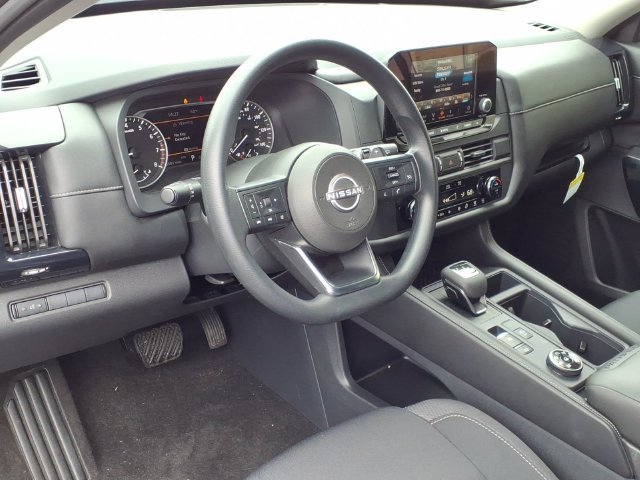 Used 2025 Nissan Pathfinder S AWD/4WD image 3
