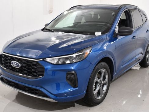 Used 2023 Ford Escape ST-Line w/ Tech Pack #1 AWD/4WD image 2