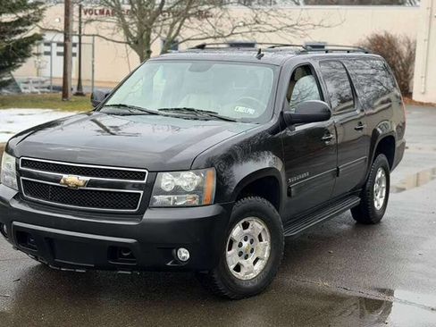 Used 2010 Chevrolet Suburban LT image 2