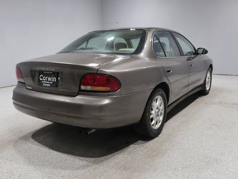 Used 2000 Oldsmobile Intrigue GL FWD image 2