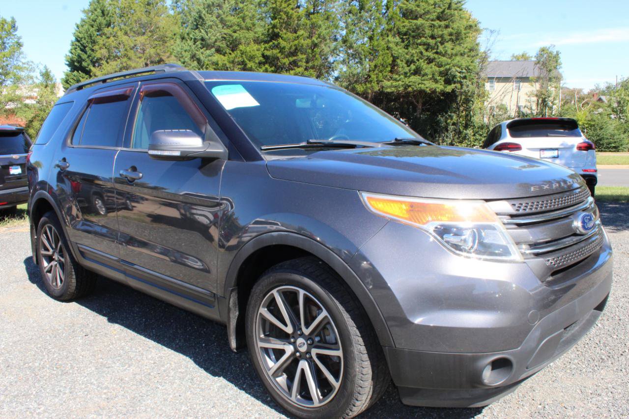 Used 2015 Ford Explorer XLT w/ Equipment Group 202A AWD/4WD image 9