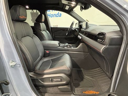 Used 2025 Honda Pilot TrailSport image 38