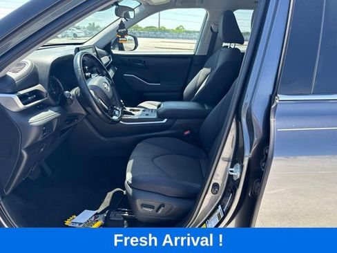 Used 2021 Toyota Highlander LE FWD image 2