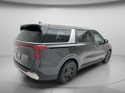 Used 2025 Kia Carnival FWD image 5