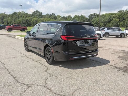 Used 2023 Chrysler Pacifica Touring-L FWD image 3