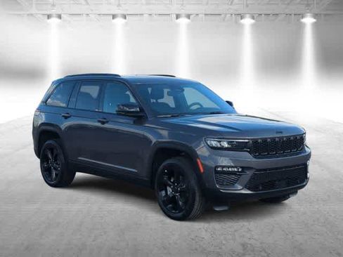 Used 2025 Jeep Grand Cherokee Limited w/ Luxury Tech Group II image 2