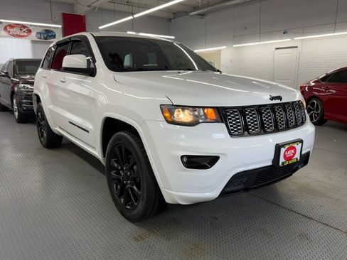 Used 2018 Jeep Grand Cherokee Altitude AWD/4WD image 4