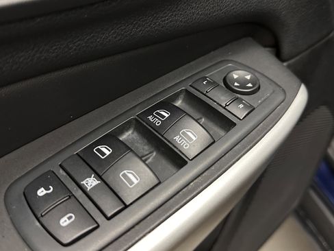 Used 2018 Jeep Cherokee Latitude Plus w/ Comfort/Convenience Group FWD image 13