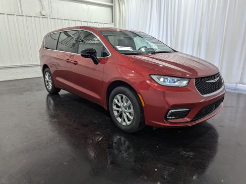 New 2025 Chrysler Pacifica Select image 5