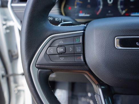 Used 2021 Jeep Grand Cherokee L Laredo image 12