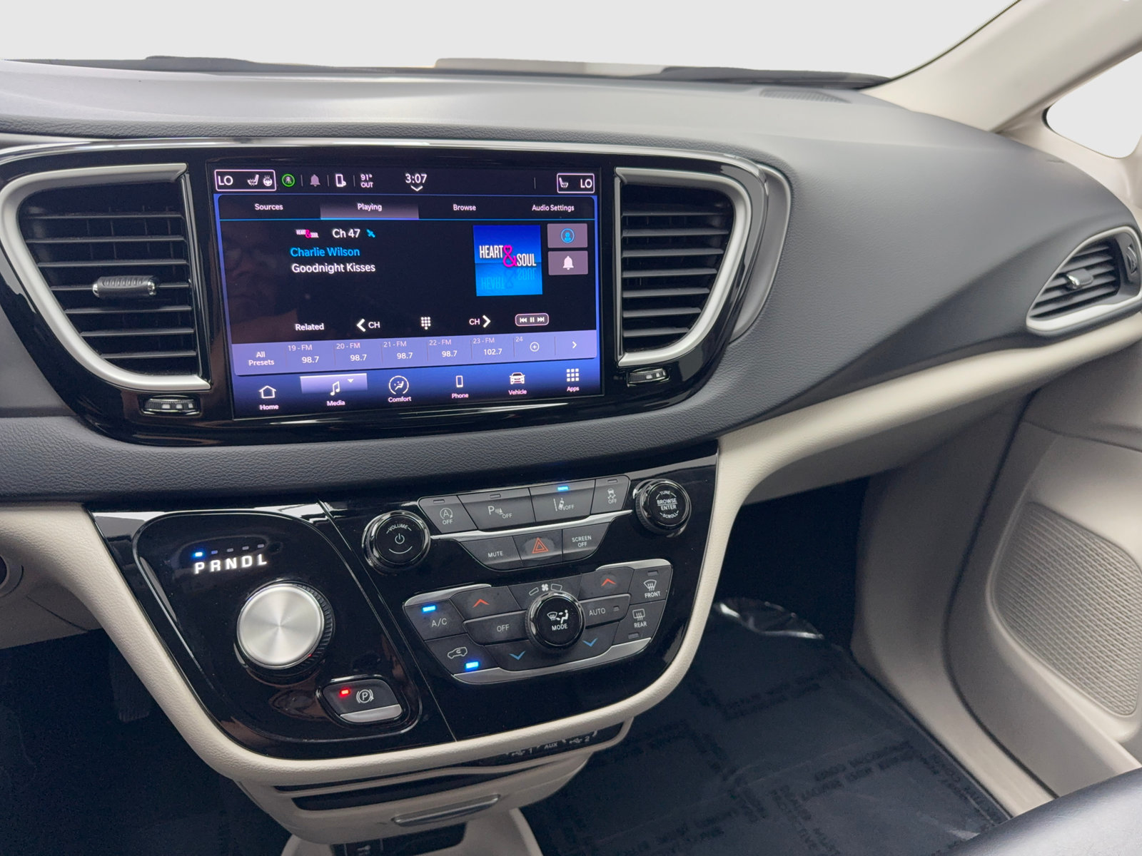 Used 2023 Chrysler Pacifica Touring-L FWD image 24