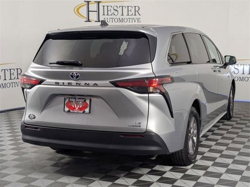 Used 2021 Toyota Sienna LE image 7