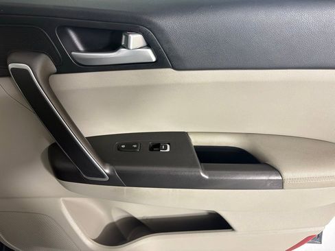 Used 2020 Kia Sportage LX image 12