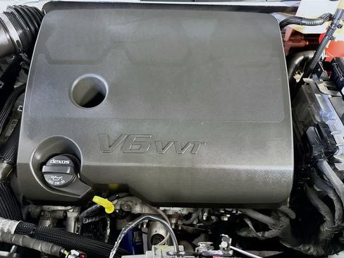 Used 2023 Chevrolet Traverse LT w/ Midnight/Sport Edition image 9