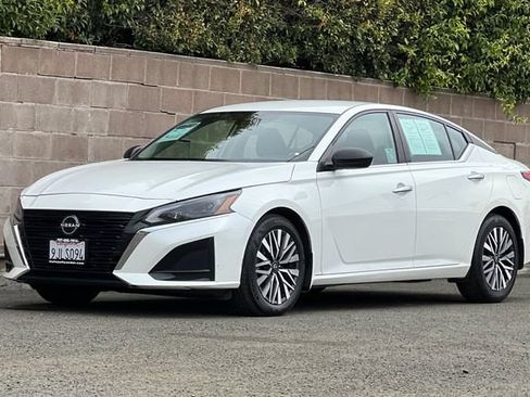 Used 2024 Nissan Altima 2.5 SV FWD image 10