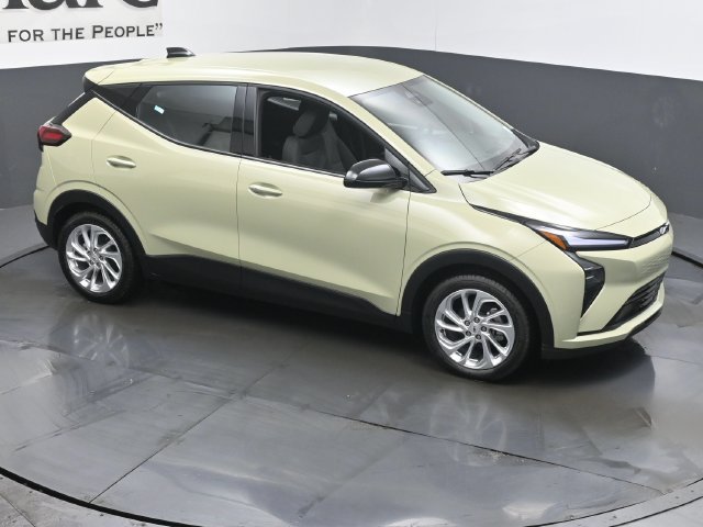 New 2027 Chevrolet Bolt LT w/ Comfort Package FWD image 17