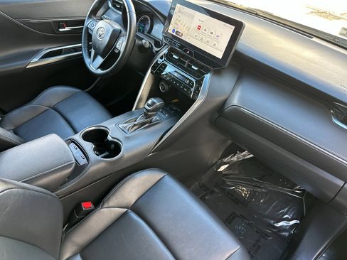 Used 2023 Toyota Venza Nightshade image 17