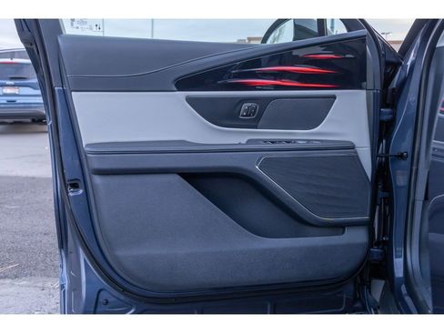 Used 2024 Lincoln Nautilus Reserve image 18