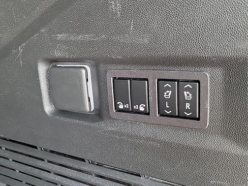 Used 2023 Chevrolet Tahoe Premier AWD/4WD image 32