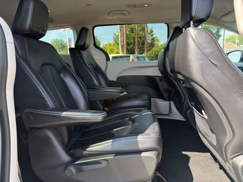 Used 2023 Chrysler Pacifica Touring-L FWD image 11