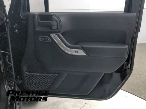 Used 2015 Jeep Wrangler Unlimited Rubicon w/ Connectivity Group AWD/4WD image 37