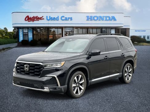 Used 2025 Honda Pilot Touring image 1