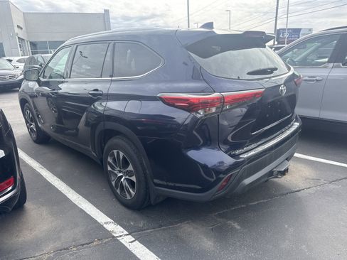 Used 2021 Toyota Highlander XLE image 3