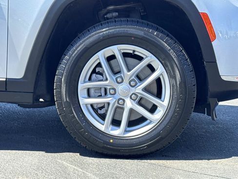 Used 2023 Jeep Grand Cherokee L Laredo RWD image 33