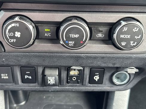 Used 2019 Toyota Tacoma TRD Off-Road w/ Technology Package image 15