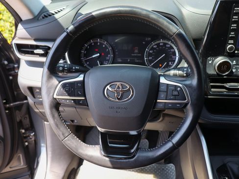 Used 2020 Toyota Highlander XLE image 22