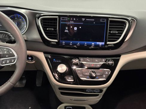 Used 2024 Chrysler Pacifica Touring-L FWD image 21