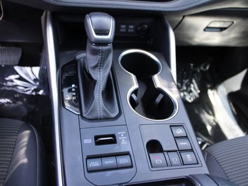 Used 2024 Toyota Highlander LE AWD/4WD image 27