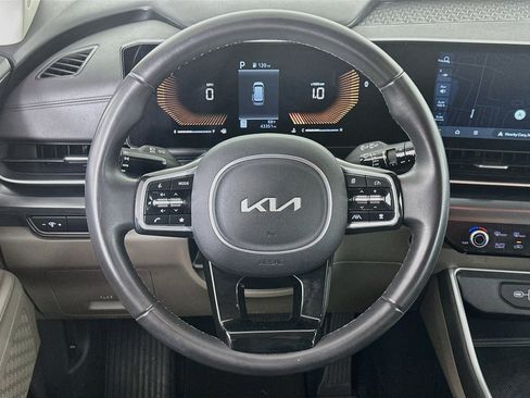 Used 2025 Kia Carnival FWD image 18