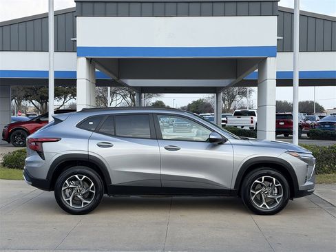 Certified 2025 Chevrolet Trax LT w/ LT Convenience Package image 3