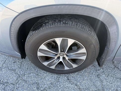 Certified 2020 Toyota Highlander XLE image 11