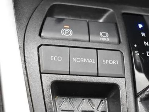 Used 2024 Toyota RAV4 XLE FWD image 34