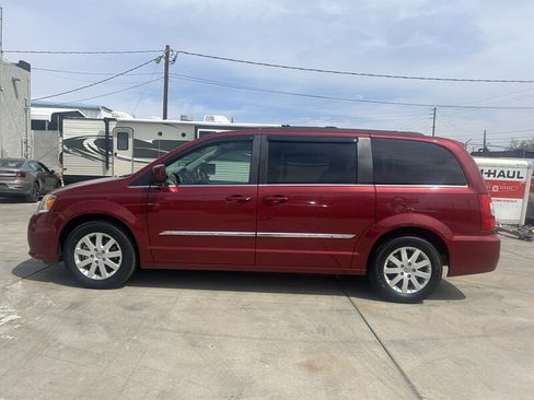 Used 2016 Chrysler Town & Country Touring image 4