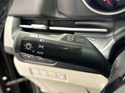 Used 2022 Kia Carnival LX image 32