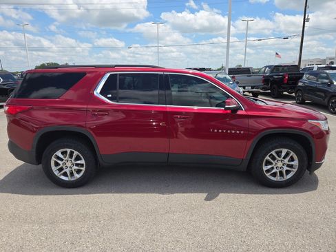 Used 2020 Chevrolet Traverse LT FWD image 2