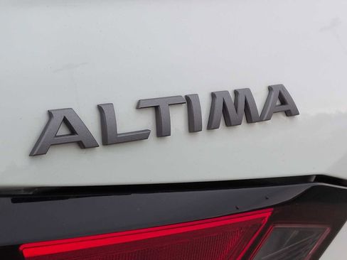 Used 2025 Nissan Altima 2.5 SV FWD image 12