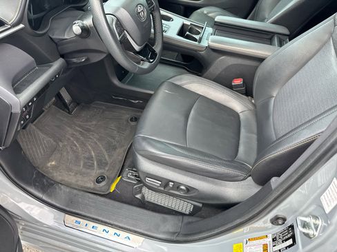 Used 2022 Toyota Sienna XLE Woodland Edition image 2