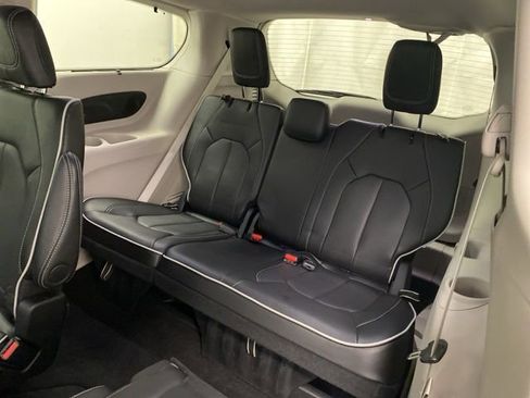 Used 2024 Chrysler Pacifica Limited image 25