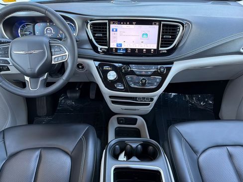 Used 2023 Chrysler Pacifica Touring-L FWD image 10