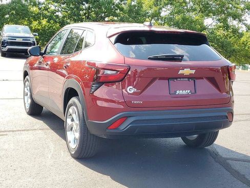 Used 2024 Chevrolet Trax LS w/ LS Convenience Package FWD image 4