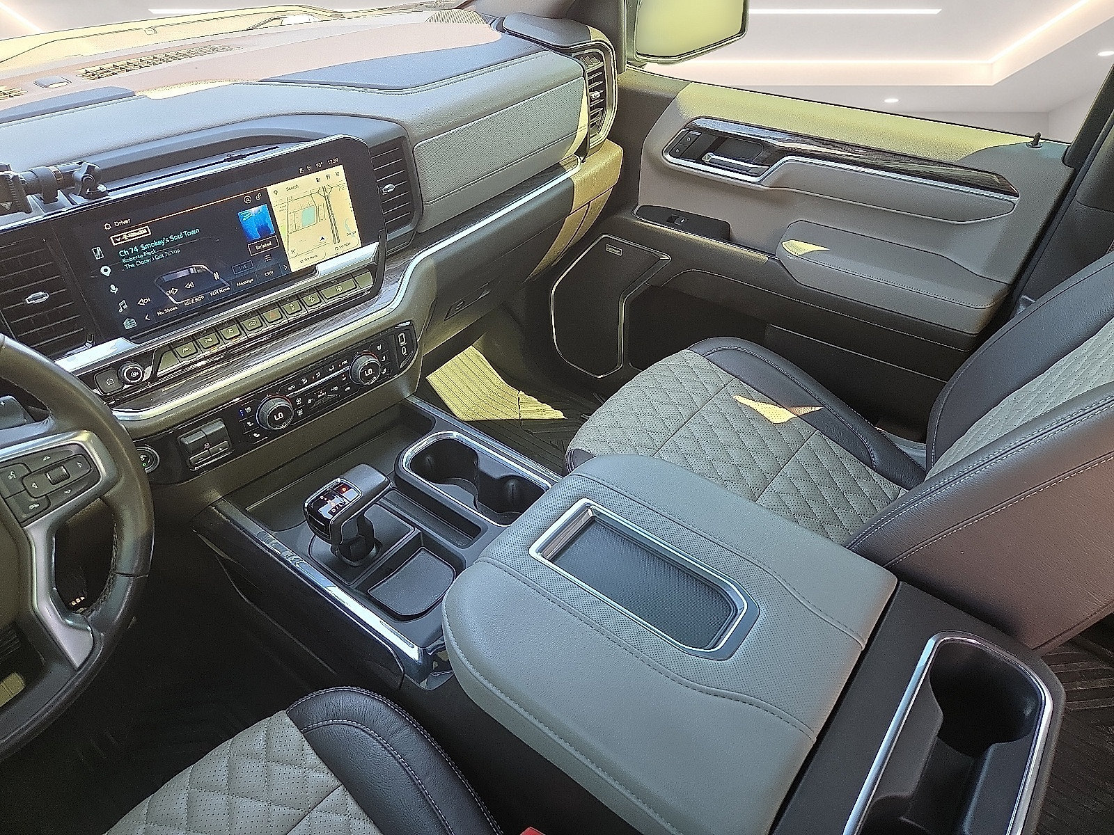 Used 2022 Chevrolet Silverado 1500 LTZ w/ LTZ Premium Package AWD/4WD image 19